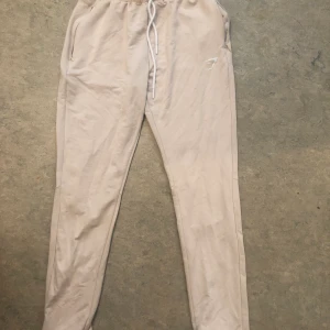 GYMSHARK  - Fint tighta mjukisar med ett lite mer silkes material! Sjukt bekväma i beige, storlek XS