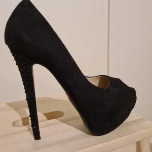 Black heels  - Oanvända svart på svårt detaljer. 