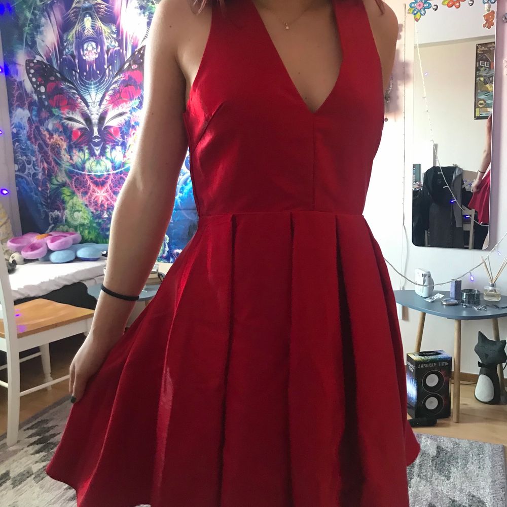 En röd klänning från nelly som jag aldrig använt, nypris:300kr. Tyget är lite skimmrigt/ chrome effect . Klänningar.