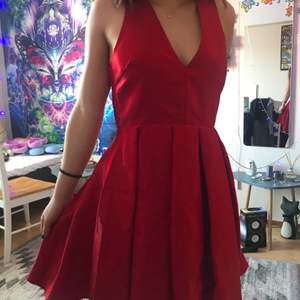 En röd klänning från nelly som jag aldrig använt, nypris:300kr. Tyget är lite skimmrigt/ chrome effect 