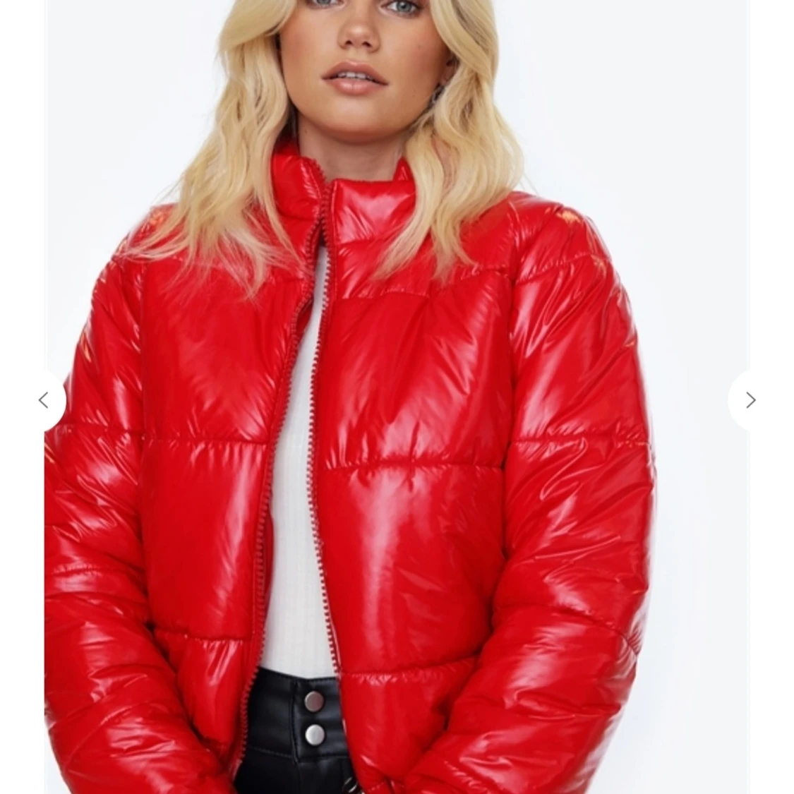 Röd glansig jacka storlek small