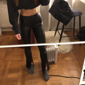 Skinnbyxor med slit - Läderbyxor från bubbleroom köpta i december. Jag är 160! Frakt 42kr