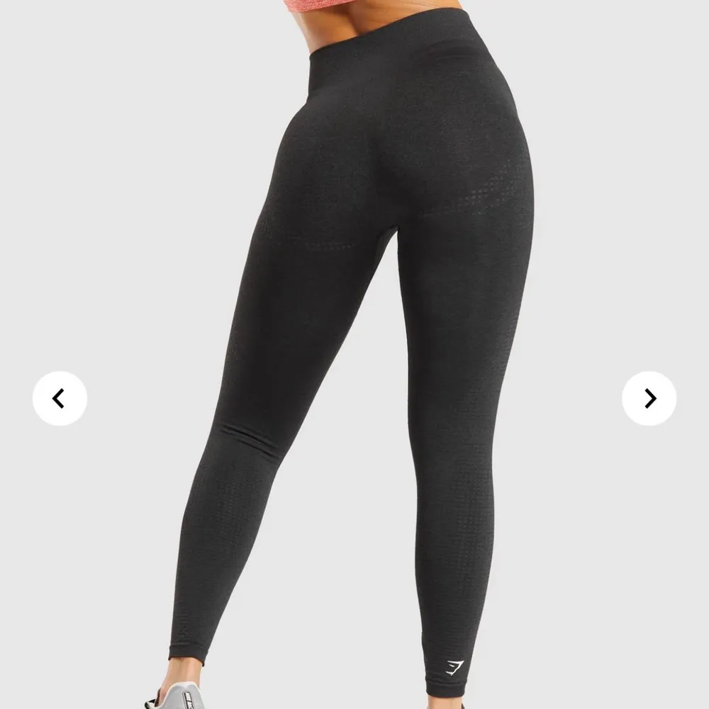 Säljer en svart seamless Gymshark leggings (( strlk M)), säljer pga storleken🎐 🌸 !! Använt enbart en gång !! 🌸 Bild 1&3 är inte mina bilder utan från Gymsharks hemsida🦈. Övrigt.