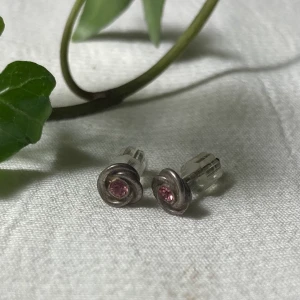 Söta örhängen  - Ett par supergulliga örhängen med en lite rosa Sten i mitten!! Köpta begagnade, men i bra skick. Postar eller möts i Uppsala. Skriv om du undrar något!! 🥰