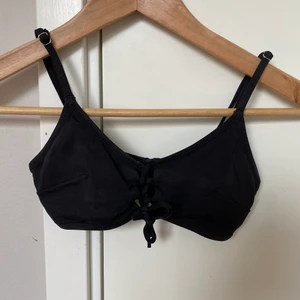 Bikiniöverdel från H&M i storlek 34😎 - Bikinitopp från H&M som är oanvänd bara testad:) 