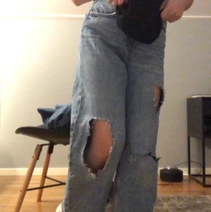 Blåa Jeans - Dessa byxor är i galet bra skick!Dem är verkligen så sköna.
