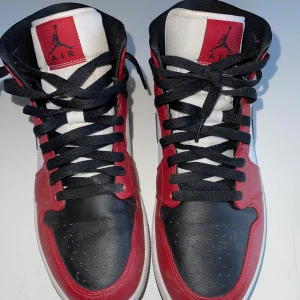 jordan 1 mid chicago black toe - Säljer nu mina jordan 1 mid chicago black toe 42,5 de är i bra skick. Bud från 1500