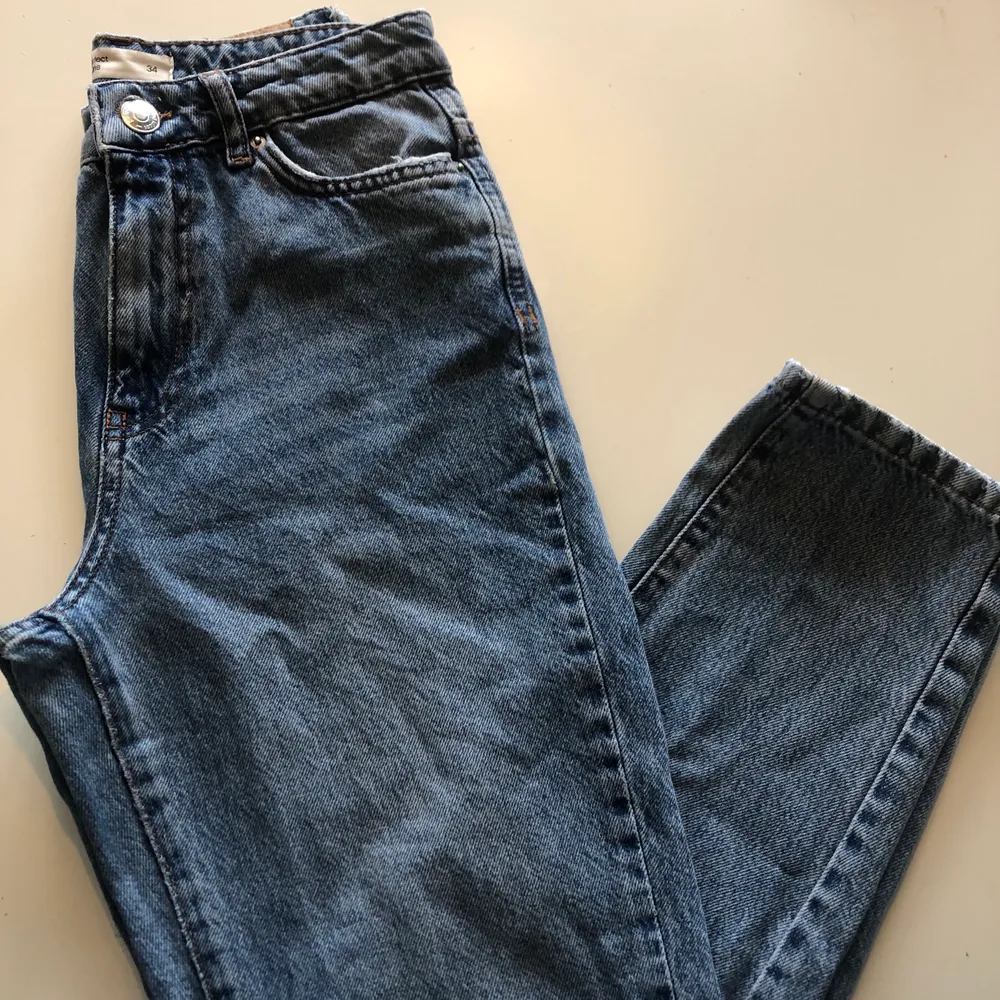 Fina mom jeans från Gina Tricot med slitningar vid knäna! Säljer pågrund av brist på användning💙👖🦋. Jeans & Byxor.