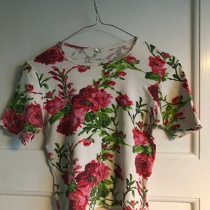 Äkta vintage tröja stretch med blommor  - Åkte vintage tröja i stretchigt tyg. Typ tight tshirt. 
