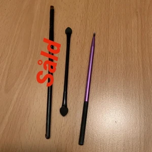 2 sminkborstar - 2 st sminkborstar en för ögonskugga och en läppensel från real techniques.