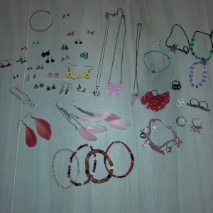 Massa smycken - En massa smycken i väldigt fint skick! Allt för 90 eller minst 2 saker för 10. (Förutom berlockarmbandet som kostar 10 för sig) skriv gärna om du vill ha mer bilder på nåt särskilt. Några få av smyckena är lite slitna och de kan du få på köpet om du vill❤ 