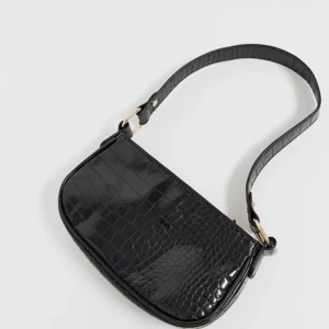 Shoulder bag - Fin, knappt använd väska från ASOS. Väskan är i nyskick, väldigt trendig just nu.