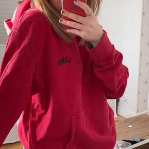 Röd hoodie från Lewis, super snygg och enkel!! Köparen står för frakt🤝hör av dig om du har frågor💕💕