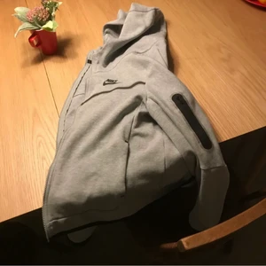 Nike tech fleece - Säljer min nike tech fleece då den blivit för liten för mig😭 Den är i bra skick då den bara har ett pyttelitet hål i ena fickan på insidan (som ej syns utanpå) 