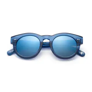 Ett par mörkblå färgade Chimi solglasögon. Solglasögonen är knappt använda och skickeet är nytt. Solglasögonen finns i centrala Stockholm men kan skickas mot att köparen betalar frakten. Kan även mötas upp inom rimligt avstånd efter överenskommelse. Först till kvarn.                                        Nypris: 1100 Mitt pris: 599