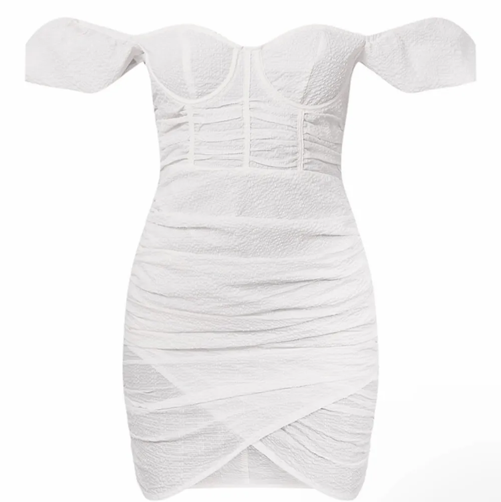 En sommarklänning i färgen vit. Jätte fin och bekväm. Den är i storlek 12 men skulle rekommenderas för de som bär S i vanliga fall (klänning) eftersom klänningen inte har så mycket stretch 🤍. Klänningar.