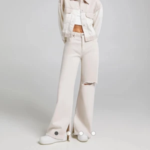 Jeans från Berskha - Jag säljer mina helt nya jeans från Berskha då de är förstora för mig. Lappen sitter kvar på byxorna! Hör av er för fler bilder eller frågor❤️