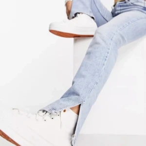 Jeans strl 36 - ( lånad bild ). Säljer nu mina jenas då de är alldeles förstora så har ingen användning av de. De är ifrån bershka och är strl 36 med slits vid foten. Bara att höra av er! Frakt tilkommer