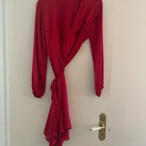 Röd omlottklänning  - Omlottklänning i storlek s använd en gång! 