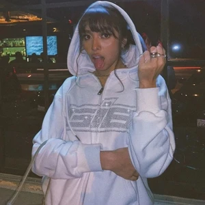 Vit rhineatone hoodie🤍🤍 - Säljer denna vita rhinestone hoodie ifrån Gi8🤍säljer då den inte kommer till användning och är i princip oanvänd! (Första bilden är lånad)