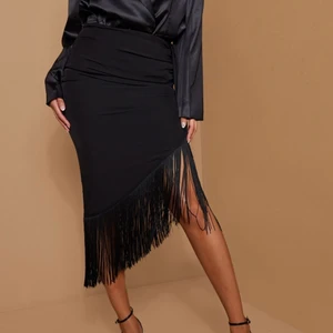 Svart Volang kjolar 🖤 - Råkade köpa 2 av denna superfina kjol (black tassel hem midi skirt) med tassel/volang i strl uk 10 (S-M) och de passade tyvärr inte så säljer vidare! Frakt på 45kr eller möts i Sthlm 💕 priset är per styck och plaggen är i nyskick!