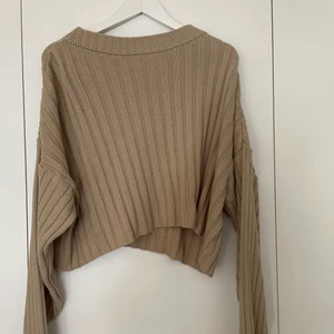 Beige tröja - Beige tröja från Madlady i storlek 38. Knappt använd!