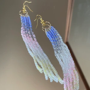 Seedbeed earrings  - Handgjorda ”seedbeed earrings” av glaspärlor (2mm stora!!). Lång modell som sitter assnyggt på 🤩🤩 skriv för fler bilder!!!  ************************** Checka min profil där jag har en massa mer smycken utlagda!! Finns i flera färger och modeller:) Frakt ingår i priset, perfekta för dig som vill sätta en personlig prägel på stilen eller att ge bort i present ❤️‍🔥puss❤️‍🔥