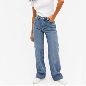 Säljer mina ”yoko mid blue jeans” från Monki pga för små i rumpa och midja, är annars perfekt i längden osv för mig som är 162cm. Sparsamt använda. OBS. Köparen står för frakten