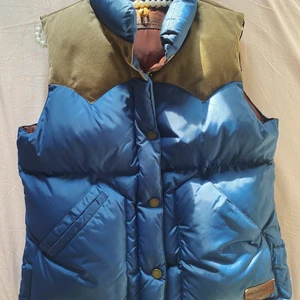 Väst Peak Performance  - Superfin väst från Peak som tyvärr bara kom till användning en gång, skicket är således väldigt bra! Passar både dam och herr. 