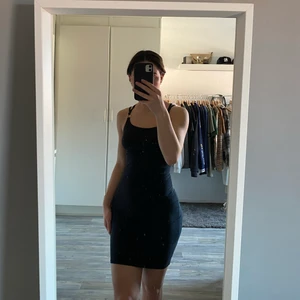 Svart klänning.  - En svart tight klänning. Klänning är köpt i Palma, så jag vet inte riktigt vart den är ifrån. 