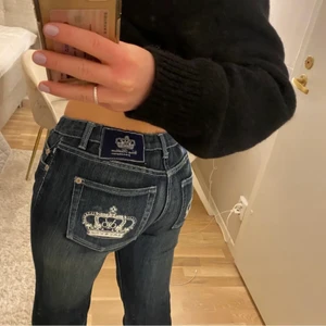 Victoria Beckham jeans - Jag säljer nu mina Victoria Beckham jeans som jag köpt här på Plick. Inget fel på dom utan jag gillar bara inte hur dom sitter på mig. Inget hål eller nån slitningar, verkligen super fina! Köparen står för frakt! Om många är intresserade så får man buda❤️