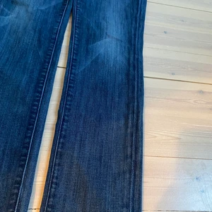Jeans  - Säljer dessa super snygga lågmidjade jeans dom är använda 1 gång! säljer pågrund av att de är för långa💙 köpta i en butik i Thailand!
