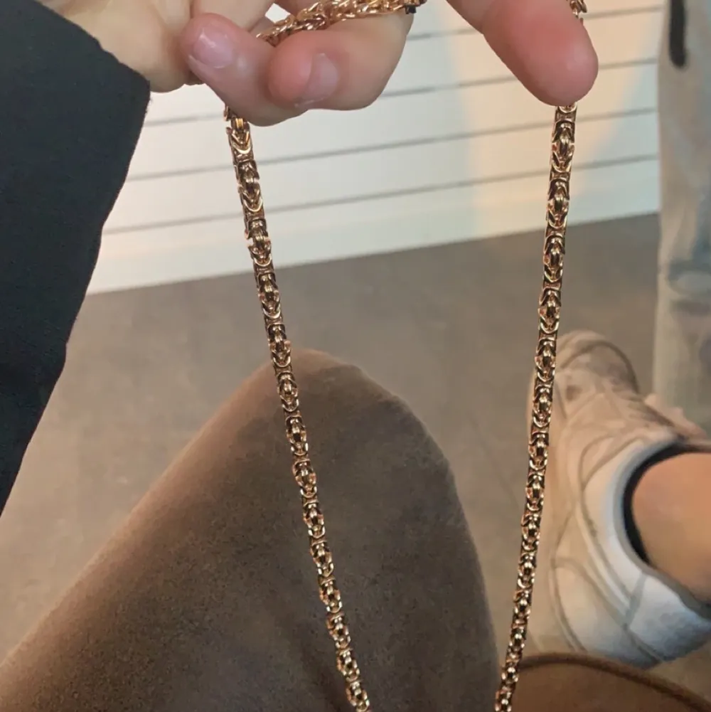 Hej säljer nu mitt halsband då jag behöver pengar halsbandet e äkta 18k pris går å diskutera  4mm bred 60 cm på längden väger runt 60 vet ej guld värde . Accessoarer.