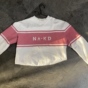 NAKD sweatshirt  - Vit och vinröd/lila NAKD sweatshirt i väldigt bra skick och kvalité, men säljs då jag har liknande🥰