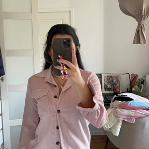 Rosa skjorta från PLT - Jättefin rosa skjorta från Pretty Little Thing. Jätteskönt material. Bara använt en gång. Storlek 34 men skulle säga det passar 36 och 38 också. 