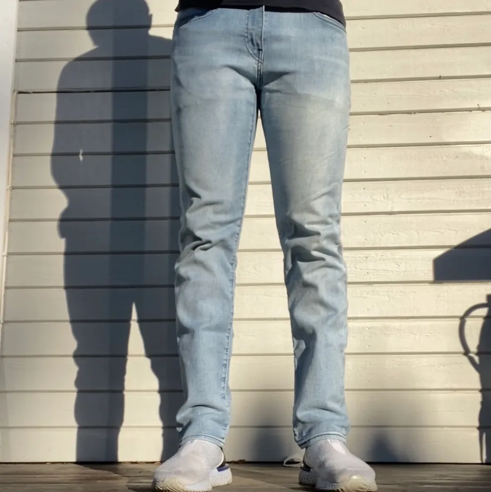 Ljusblå Jeans från Levi’s i storlek W31 L34. Väl använda men fortfarande i bra skick, inga defekter. Modellen har ett extra mjukt och stretchigt material vilket gör dem extremt bekväma. Jag har vanligtvis W33 L32 i Levi’s 501, och dem här jeansen sitter lite mer slim. Inga problem dock tack vare det stretchiga materialet.. Jeans & Byxor.