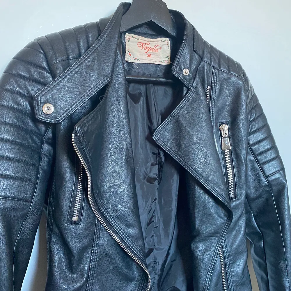 Säljer den populära skinnjackan från chiquelle! Moto jacket black, köpt för 700kr. Jackor.