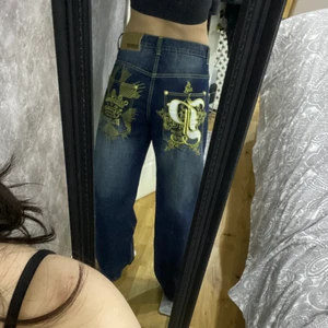 Jeunesse jeans strl 40-42 - Ett par jätte fina jeans, dock har de inte kommit till nån nytta. Jätte fint skick och om man vill ha mer bilder på de så kan jag skicka privat! O jeansen ska vara baggy på!💞 