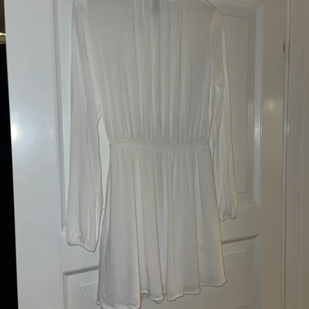 Vit jättefin klänning från H&M i fint skick, kommer tyvärr ej till användning då den blivit för stor. 😀. Klänningar.