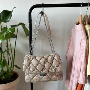 Väska från H&M - knappt använd, säljer pga inte kommer till användning längre. Pris kan alltid diskuteras💕