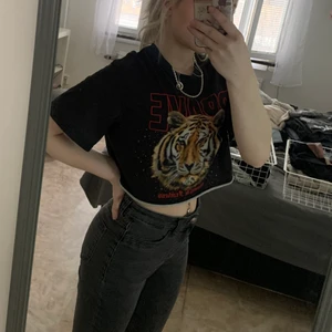 Tiger tröja  - Tiger tröja som jag säljer då det inte är min stil.inget för på den.använd ca två gånger den har inga skador eller liknande 