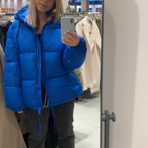 H&M - Säljer denna jätte fina jacka ifrån H&M då jag aldrig har andvänt den eftersom jag råka köpa för stor storlek. Jätte fin blå färg och väldigt tjock. Köpt för 500 men säljer för 250 då jag bara vill bli av med den. Pris kan diskuteras💙💙