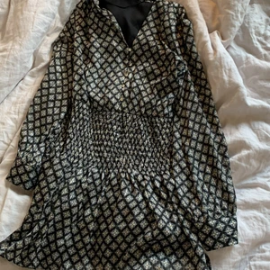 Zara klänning  - Jätte fin klänning från zara som inte har kommit till användning❤️❤️ (de två sista bilderna är lånade) 