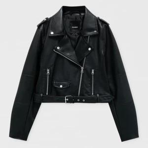 Skinnjacka  - Säljer min skinnjacka från pull&bear som inte kommer till användning längre💙 sparsamt använd ⭐️ skriv vid frågor 