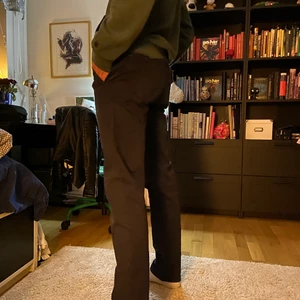 Marinblå chinos - Marinblå chinos i nyskick från dressman. Vidare passform. Skriv för mer info.