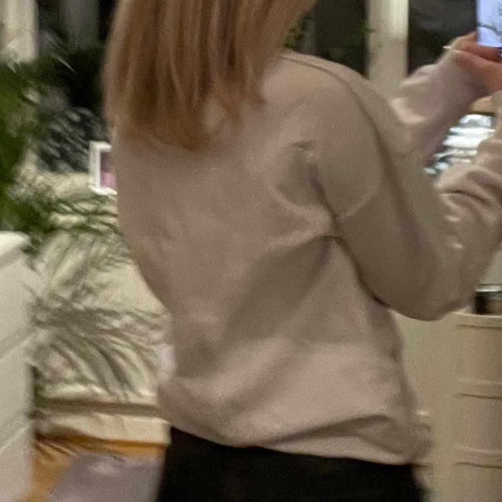 Grå basic sweatshirt utan tryck. Oversized passform. Skön men används inte längre.. Tröjor & Koftor.