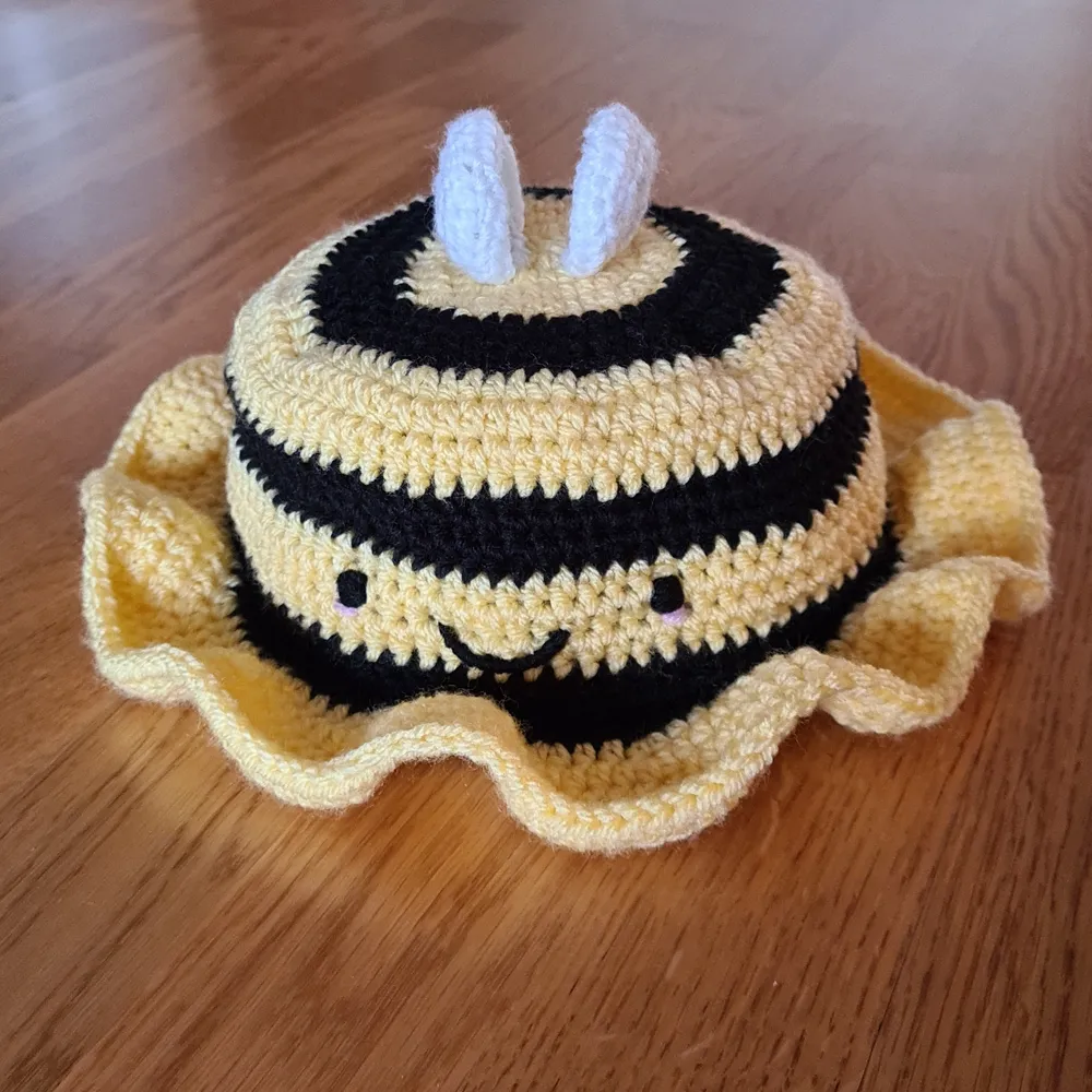 Jag har virkat denna och nu kan man även önska denna Bee bucket hat som jag virkar. Du får säga till om du vill ha ett ansikte på den eller inte! 🐝🌻 Köparen står för frakten. Accessoarer.