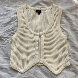 Virkad croppad väst - Söt virkad väst från lindex, har inte fått användning för den tyvärr. Den går att knäppa med små silver spännen som jag visar på tredje bilden ❣️