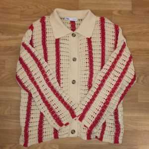 Virkad kofta zara - jätte fin virkad kofta från zara i storlek L. sitter betydligt mindre otroligt otroligt fin. säljer vid bra bud. köparen står för frakt 💚