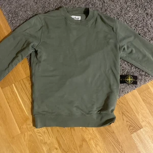 Stone island tröja, S - Stone island tröja, änvänd 8 gånger. Köpt den för 2000kr. 